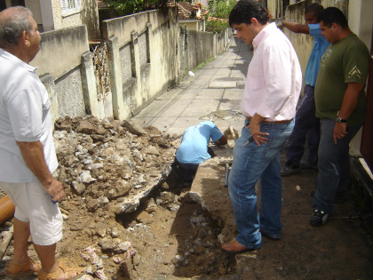 Águas de Niterói conserta tubulação na Engenhoca